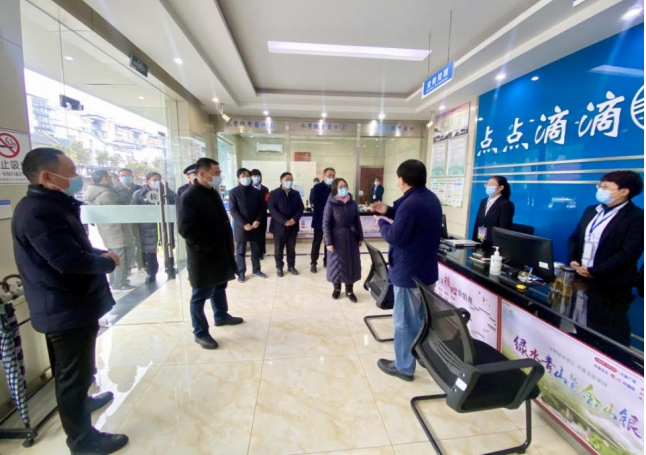 區(qū)領(lǐng)導(dǎo)慰問(wèn)自來(lái)水公司一線職工